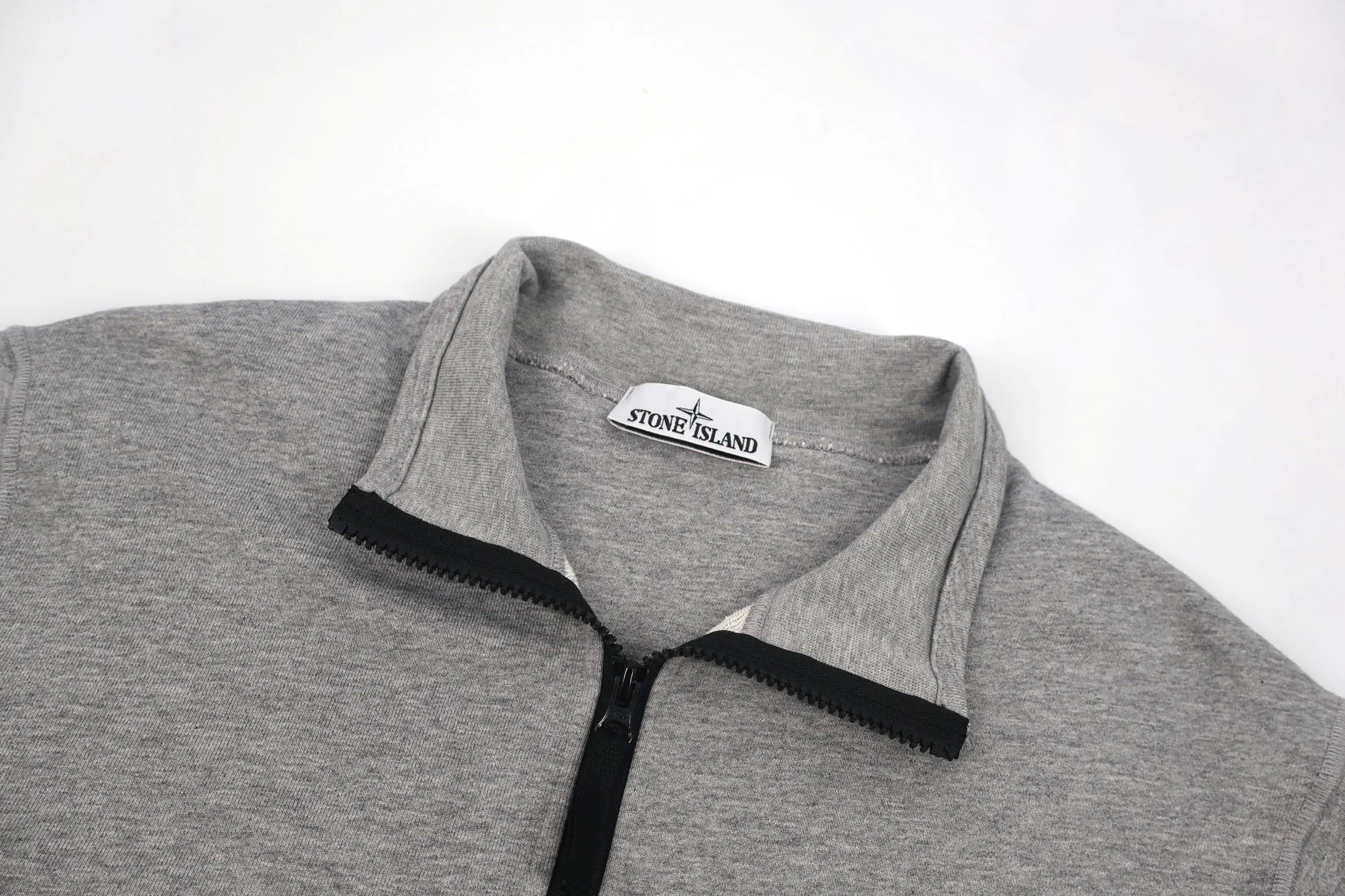 P540 [Exclusive supply] Stone island gray zipper jacket (grey) originally purchased at 2442, the fabric is custom-made 100% cotton, the armband pattern is embroidered with Tajima machine thousands of needles, the stitching is fine and dense, the pattern is clear and the lines and three-dimensionality are strong. The hardware and accessories of the entire garment are all custom-made according to the original mold, with nylon rope zipper pulls, raglan sleeves and kangaroo pockets. Size:S-M-L